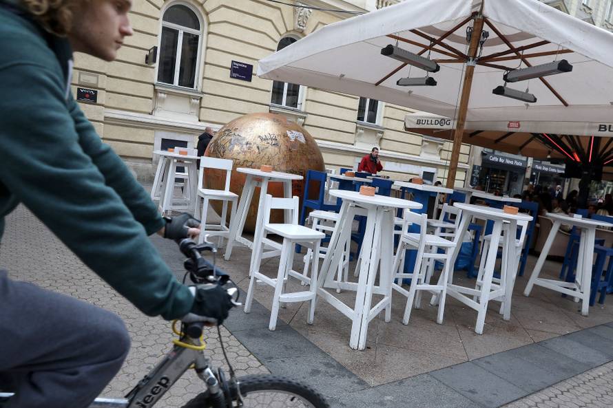 Kožarićevo Prizemljeno sunce se izgubilo u 'galaksiji' stolova