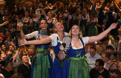 FOTO Sve skuplji Oktoberfest: Pivo za 13,60  eura, pola kokoši 23, ali  i odrezak za čak 169 eura