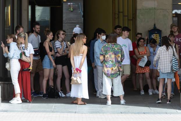 Gradska svakodnevica u centru grada na prvi dan ljeta