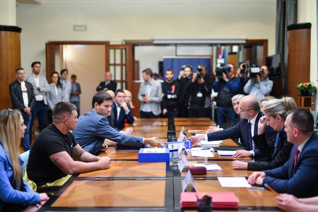 Zagreb: Ivan Pernar predao listu za parlamentarne izbore