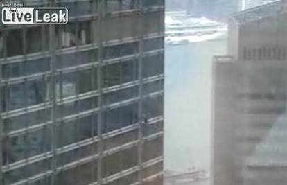Čovjeka pauka kamerom  snimili sa susjedne zgrade