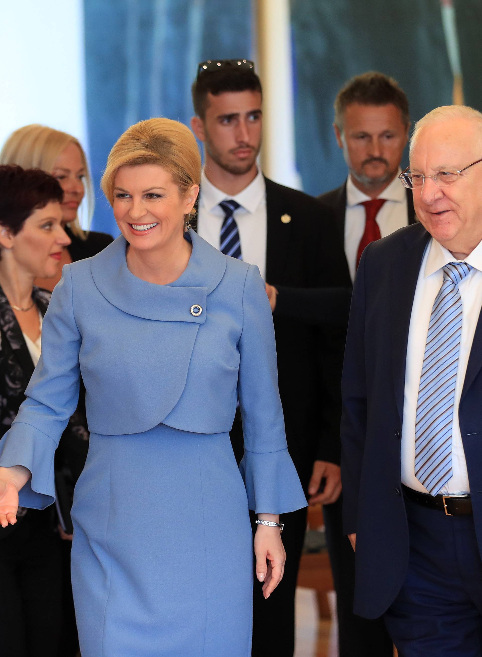 Kolinda kao Melania: Skoro isti plavi outfit i jako slična frizura