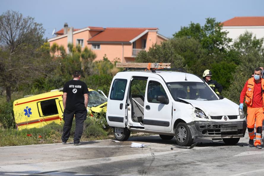 Šibenik: U prometnoj nesreći sudjelovalo nekoliko vozila i hitna pomoć