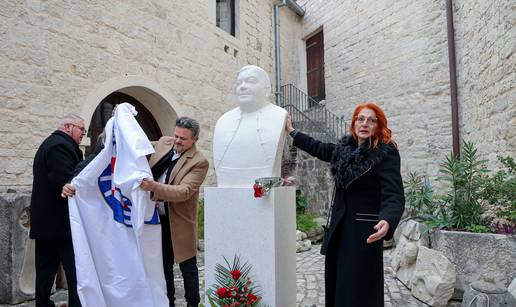 FOTO Otkriven spomenik Vinku Coci u njegovom rodnom Trogiru