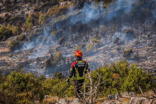 Nerežišća: Tijekom poslijepodneva ponovno se razbuktao požar