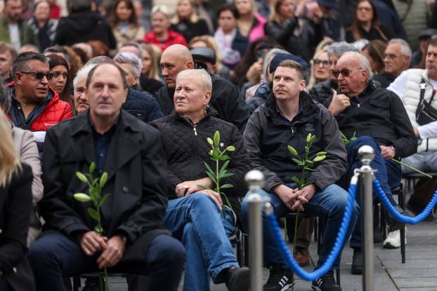 Sarajevo: Komemoracija za Halida Bešlića ispred Narodnog pozorišta