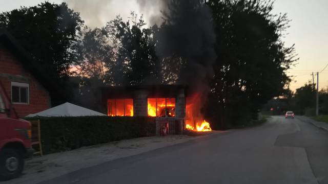 Zapalila se garaža u Rakovom potoku: Nitko nije ozlijeđen...