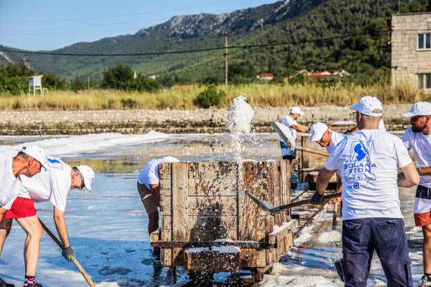 Berba soli u Stonskoj solani