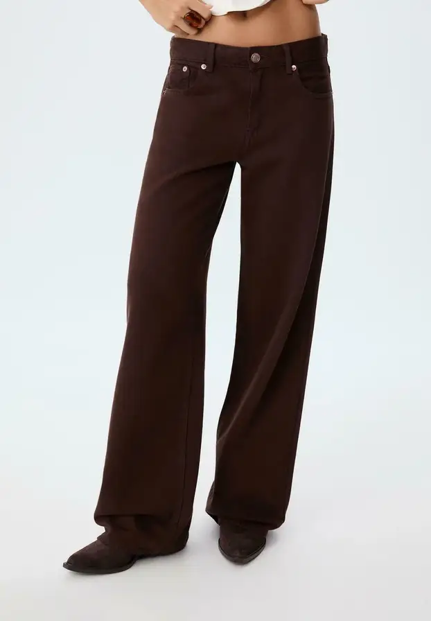 Smeđe traperice su jesenski hit: Donosimo najbolje i najjeftinije