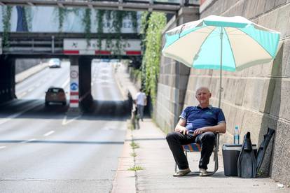 S opremom za kupanje se sjeo  u Miramarsku: 'Pozdravljam' zastupnike koji idu na godišnji