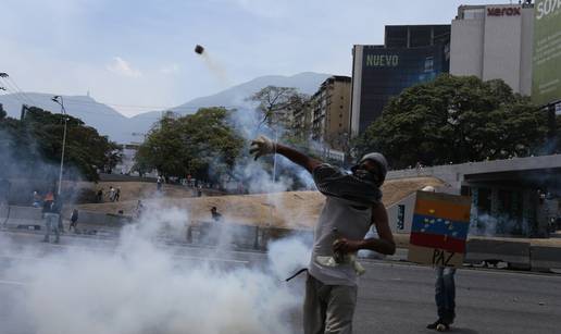 Prva žrtva sukoba u Venezueli: Djevojka dobila metak u glavu