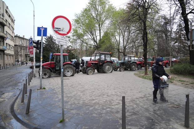 Beograd: Oštećeni traktori parkirani oko Pionirskog parka