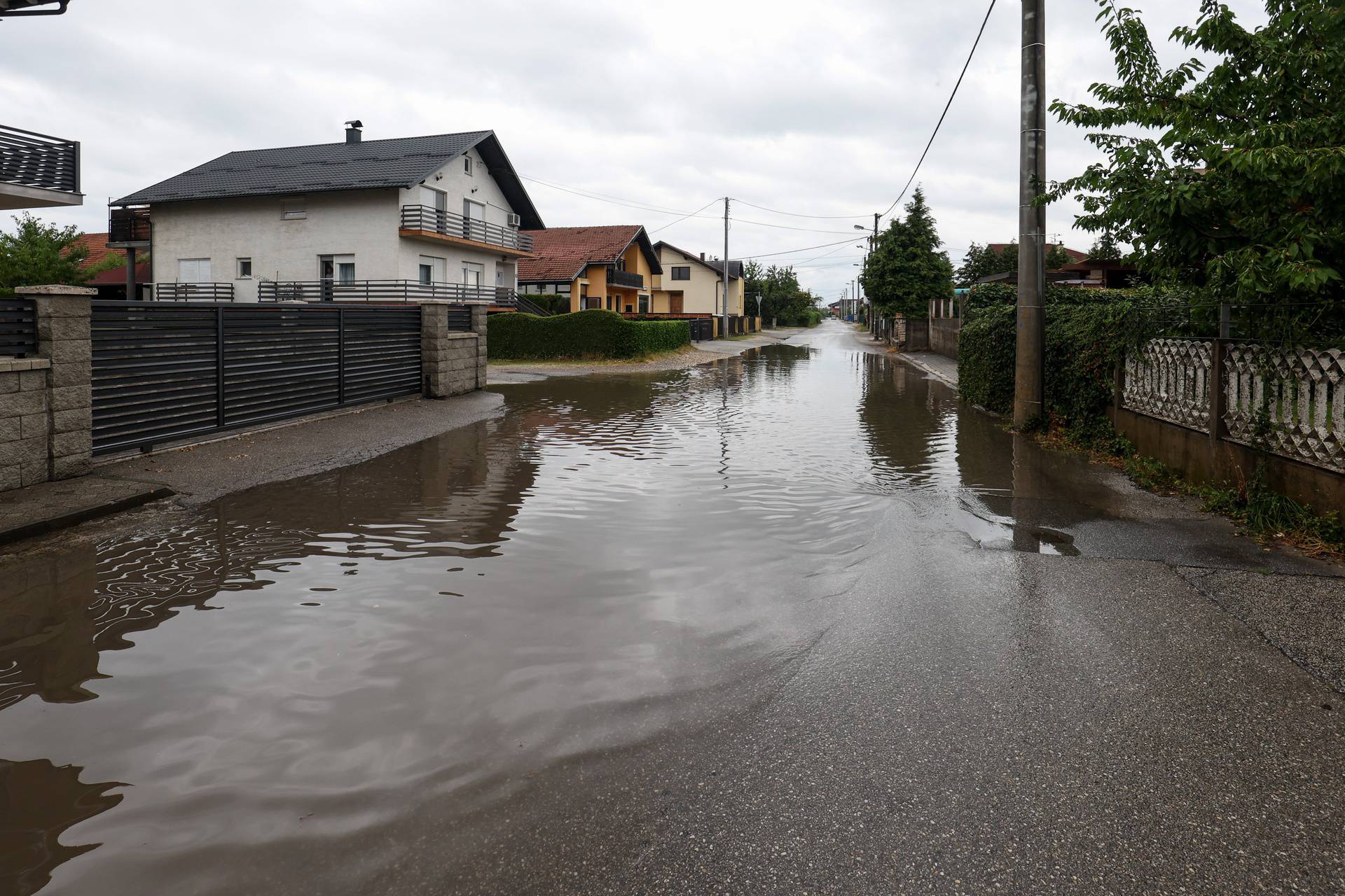 Zagreb: Poplavljeni dio Hojnikove ulice u Lučkom