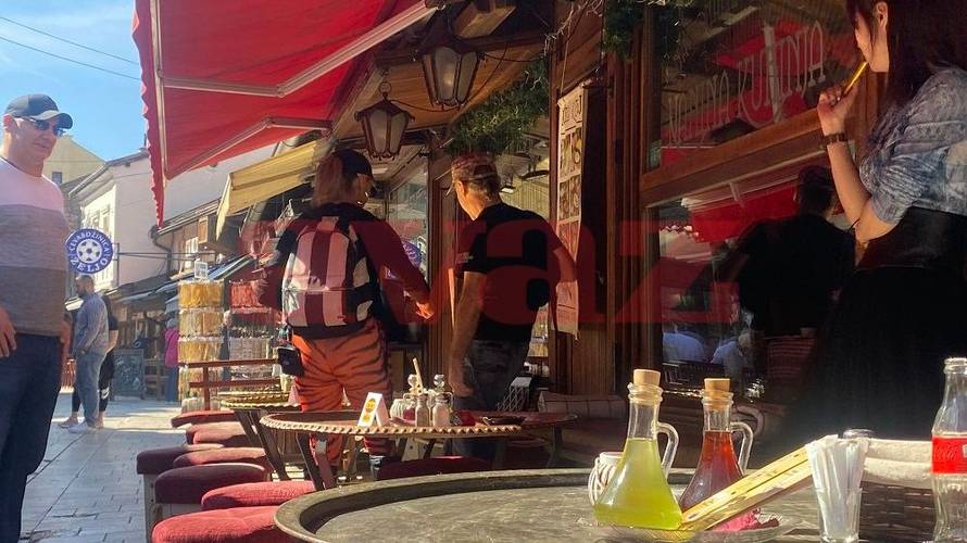 Bruce Dickinson s partnericom uživao na Baščaršiji, a uskoro će nastupiti u zagrebačkoj Ciboni