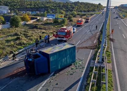 FOTO Prevrnuti kamion i rasute boce. I dalje u prekidu promet zbog nesreće kod Dugopolja