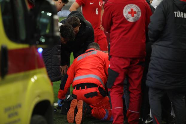 Osijek: Tijekom utakmice s Hrvatskom, turski izbornik Egemen Korkmaz se sru&scaron;io i odvela ga je Hitna pomo&cacute;