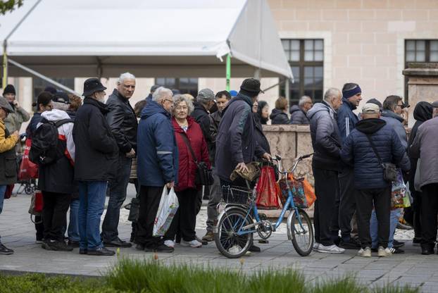 Osijek: Tradicionalna podjela blagdanskog fiš paprikaša na Trgu Svetog Trojstva