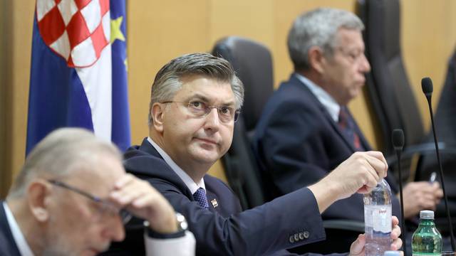 Zagreb: Za premijera u Saboru pripremljena dodatna količina vode