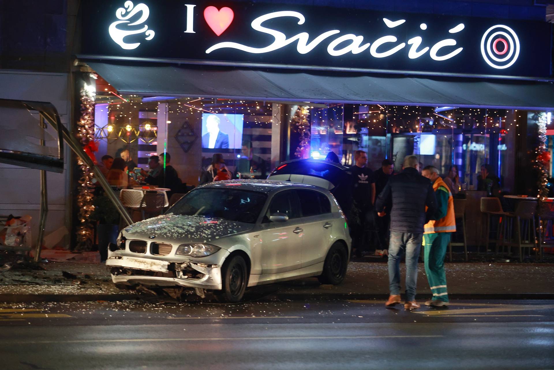 Kaos u centru Osijeka: BMW-om pokosio autobusnu stanicu, 