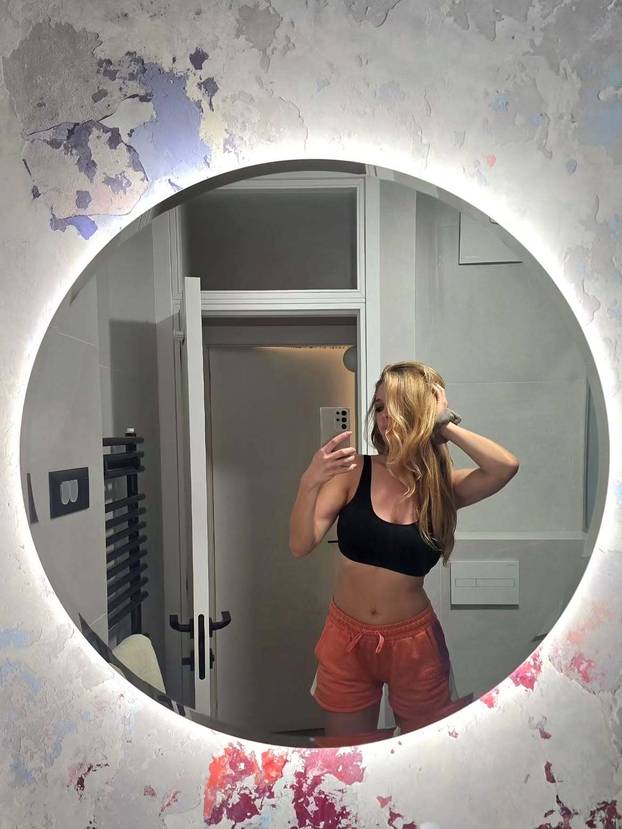FOTO Lille objavila seksi selfie iz ogledala, pokazala je vitki struk