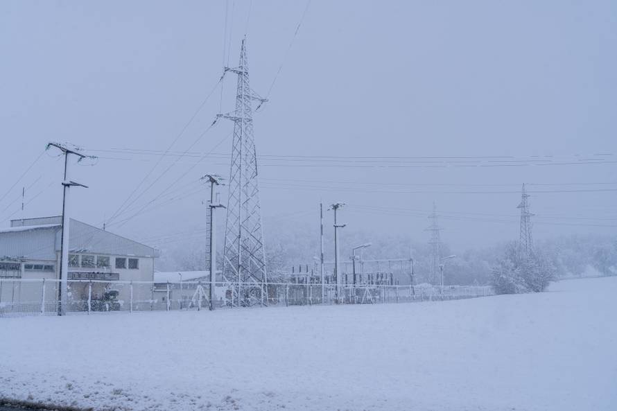 Otočac: Zbog mokrog snijega koji pada dio Like ostao bez struje