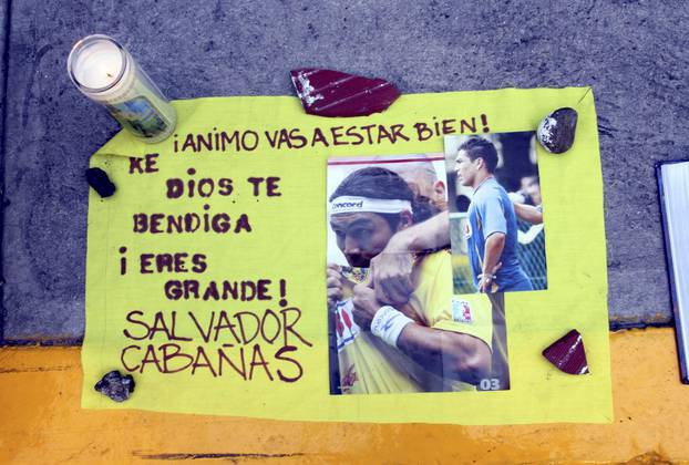 Mexico: Fanovi se nadaju oporavku nogometaša Salvadora Cabanasa
