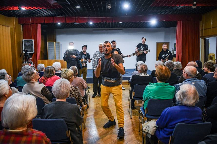 Zagreb: Koncert Dubioze Kolektiv u domu umirovljenika