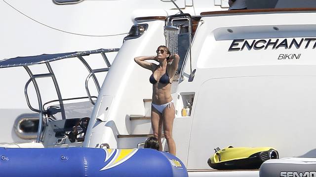 Jennifer Flavin and daughters show off their toned body in St Tropez