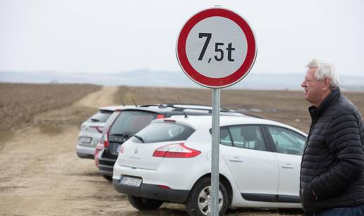 Ljudi bijesni jer ne mogu na polja. Načelnik: 'Neka plate!'