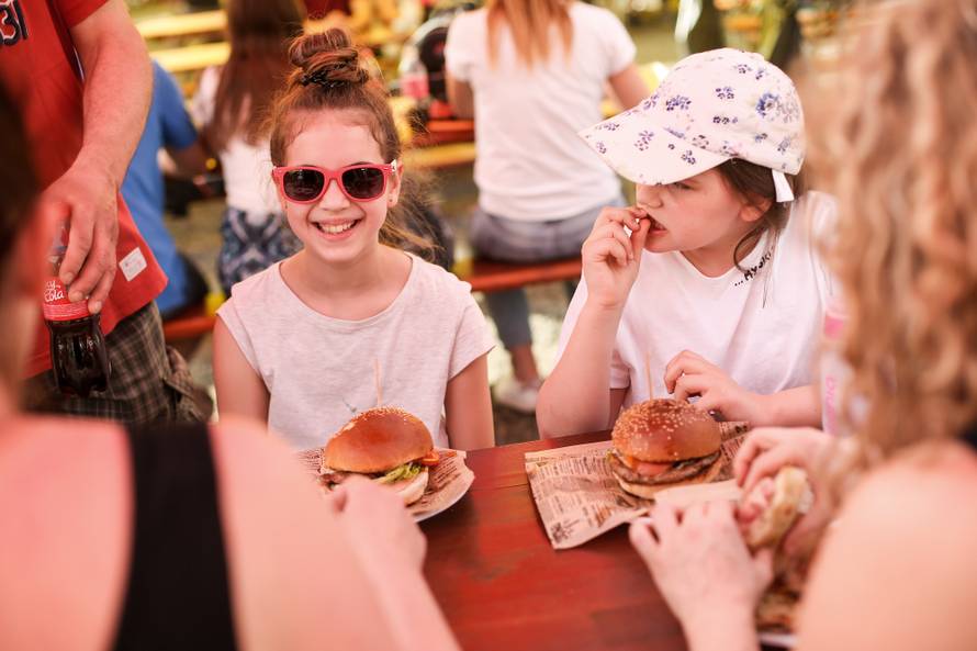 Fina klopa i cuga privukla je mnoge - na Zagreb Chill&Grill