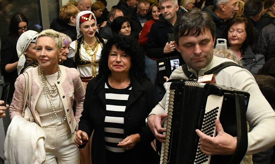 Bjelovar: Ambasadorica Srbije u RH Nj.E. Jelena Milić i Višnja Pevec pjevale i plesale kolo uz harmoniku