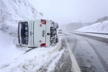 Jutro nakon teške nesreće kod Brinja: Čovjek poginuo. Autobus zameten u snijegu, čeka dizalicu