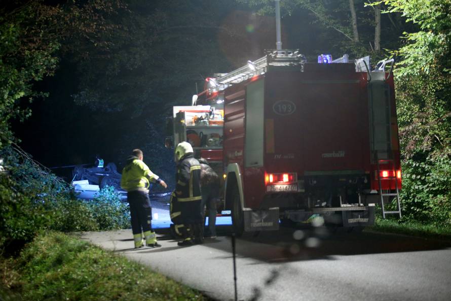Opet tragedija: Autom sletio s ceste, poginula su dva mladića
