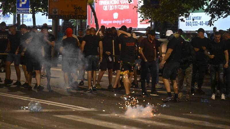 Kaos u Beogradu: Prosvjednici i Vučićevi pristaše “Ćaci” krvavo se sukobili ispred Skupštine!