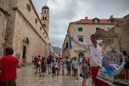 Dubrovnik: Kiša nije omela brojne turiste u razgledavanju grada