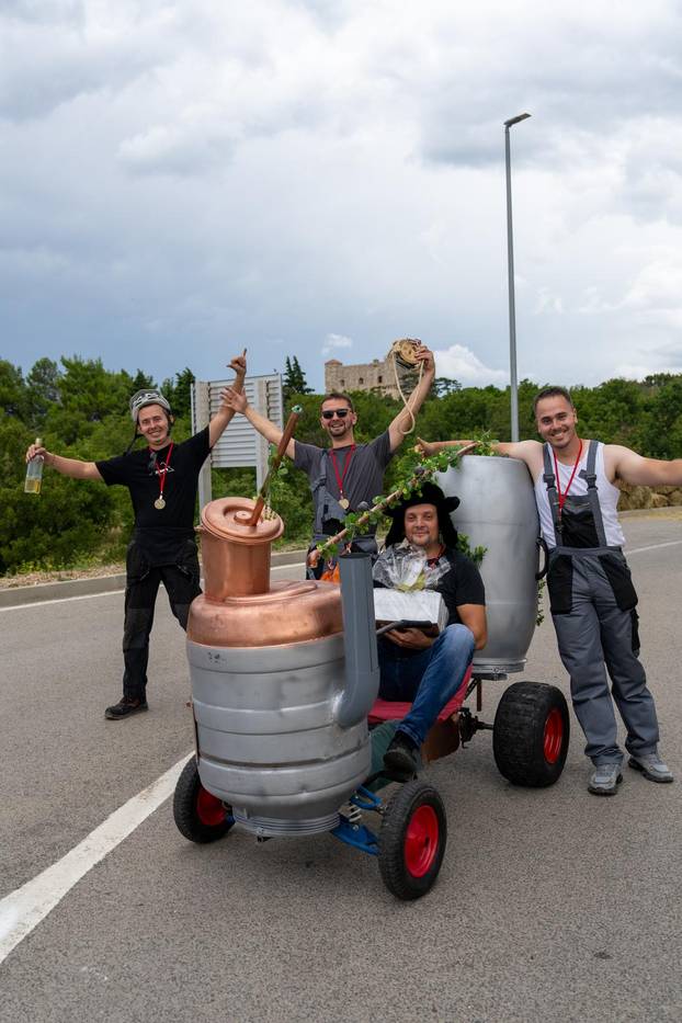 Senj: Održana 1. Senjska maškarana utrka 'Gravity race Senj 2025' podno tvrđave Nehaj