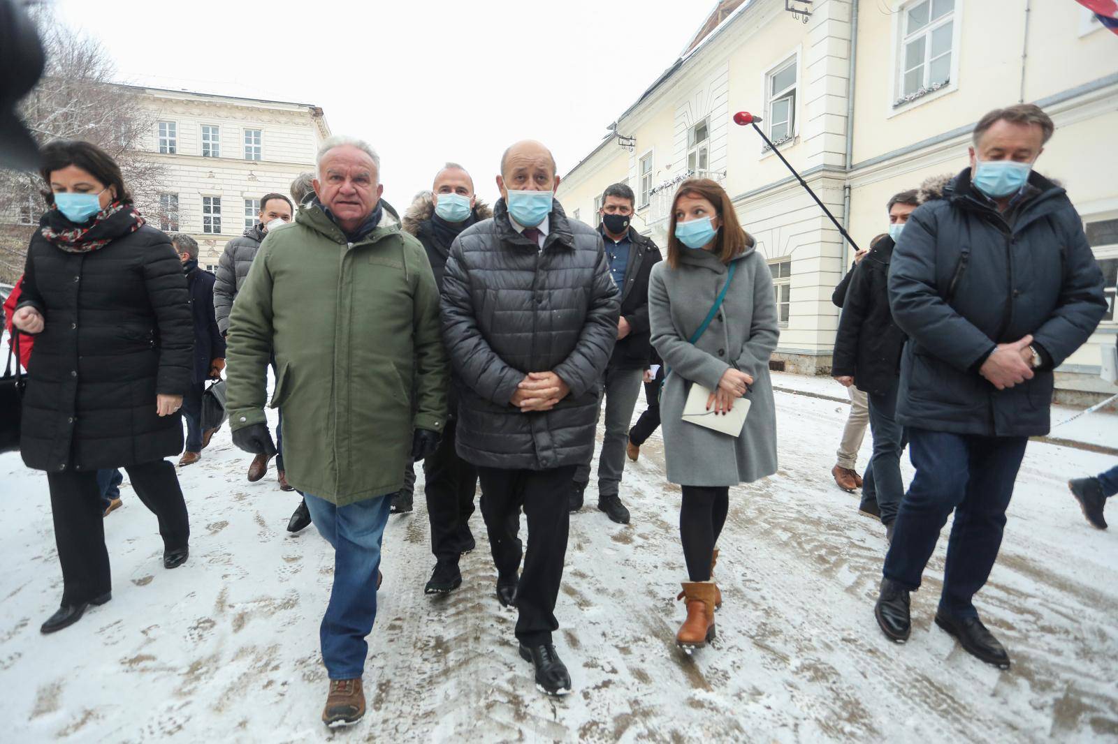 Ministar Gordan Grlić Radman i francuski ministar Jean-Yves Le Drian obišli centar Petrinje