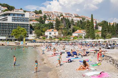 Dubrovnik: Plaža u uvali Lapad prepuna turista