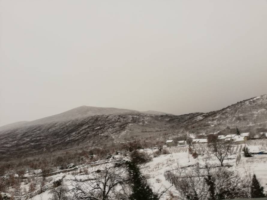 Dalmacija zametena: Snijeg u Zagori, zabijelili se Brač i Šolta