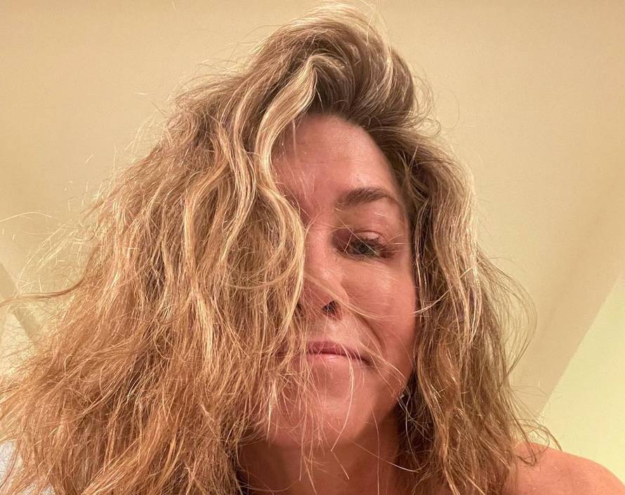 Jennifer Aniston pozirala je golišava i bez trunke šminke