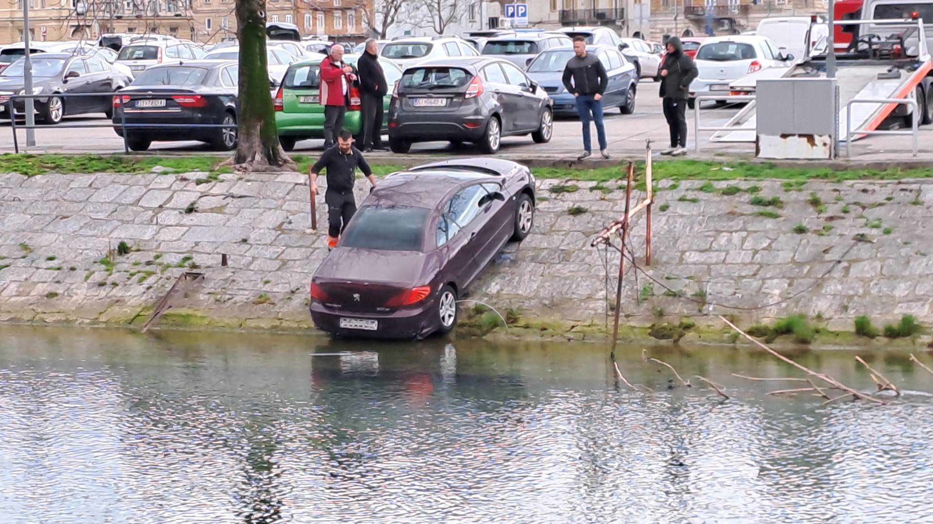 Skoro uparkirao svog limenog ljubimca u rijeku: 'Možda je samo htio dubinsko pranje'