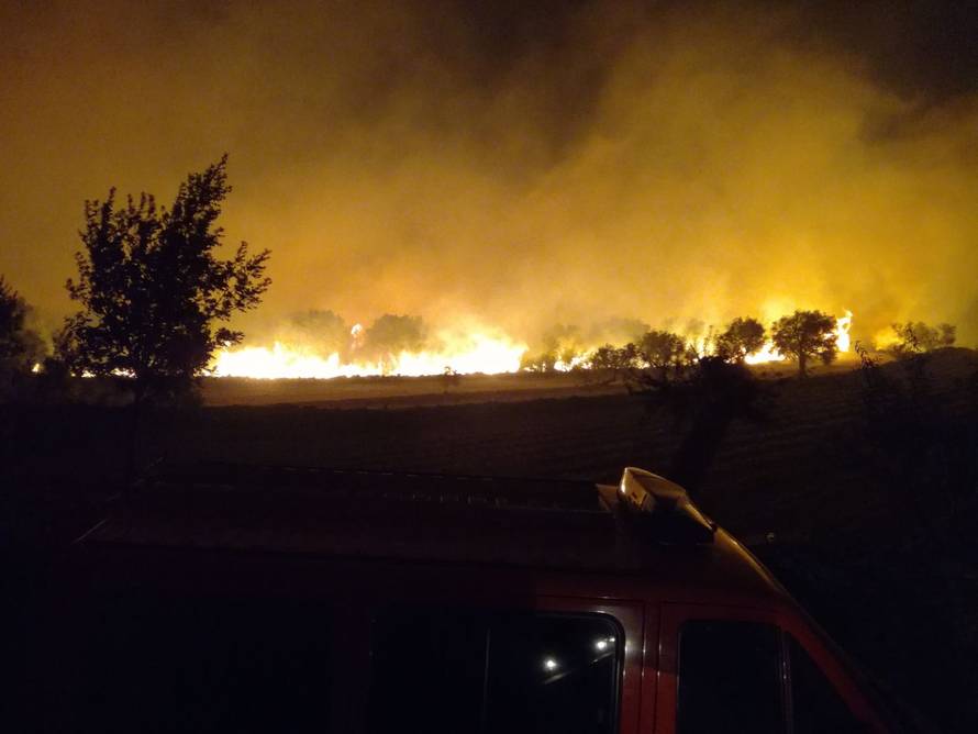 Evakuirali stanovnike sela kod Drniša: 'Ovo je velika nesreća'