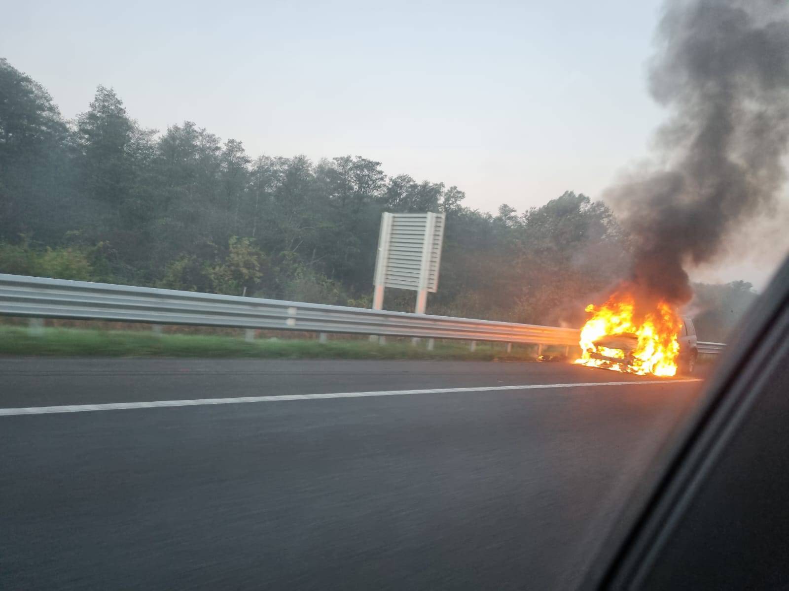 FOTO Buktinja na autocesti A3: Kraj Križa se zapalio automobil