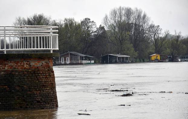 Slavonski Brod: Zbog obilnih kiša naglo raste vodostaj Save