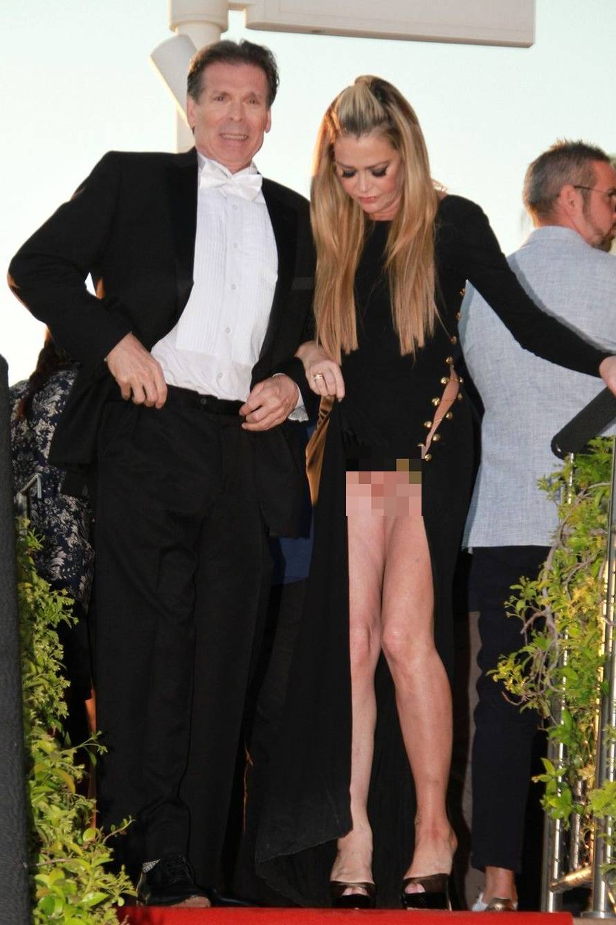 FOTO Denise Richards bez gaćica u Cannesu. Sve joj se vidjelo kroz veliki prorez na haljini...