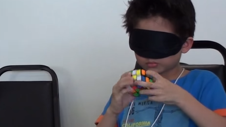 Čudo od djeteta: Rubikovu je kocku složio - jednom rukom