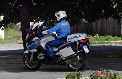 Maloljetnici pali s motocikla, preko njih prešao traktor: Teško su ozlijeđeni i zadržani u bolnici