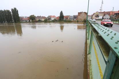 FOTO Sava se izlila iz korita u Zagrebu, Kupa raste i stvara nemile probleme u Karlovcu