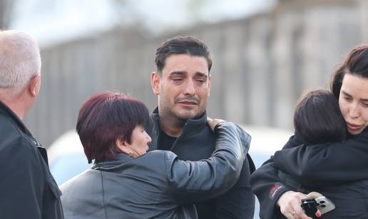 FOTO Darko Lazi&cacute; u suzama, uz njega brojni prijatelji: Tje&scaron;e ga nakon tragi&ccaron;ne smrti brata...