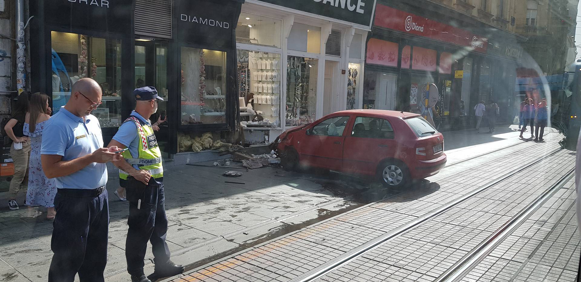 Krš i lom u centru Zagreba: Na Ilici se autom zabio u trgovinu